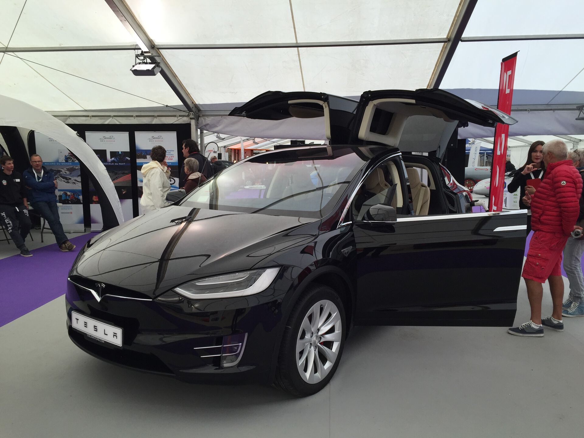 L'immancabile Tesla Model X con le sue portiere ad ali di gabbiano