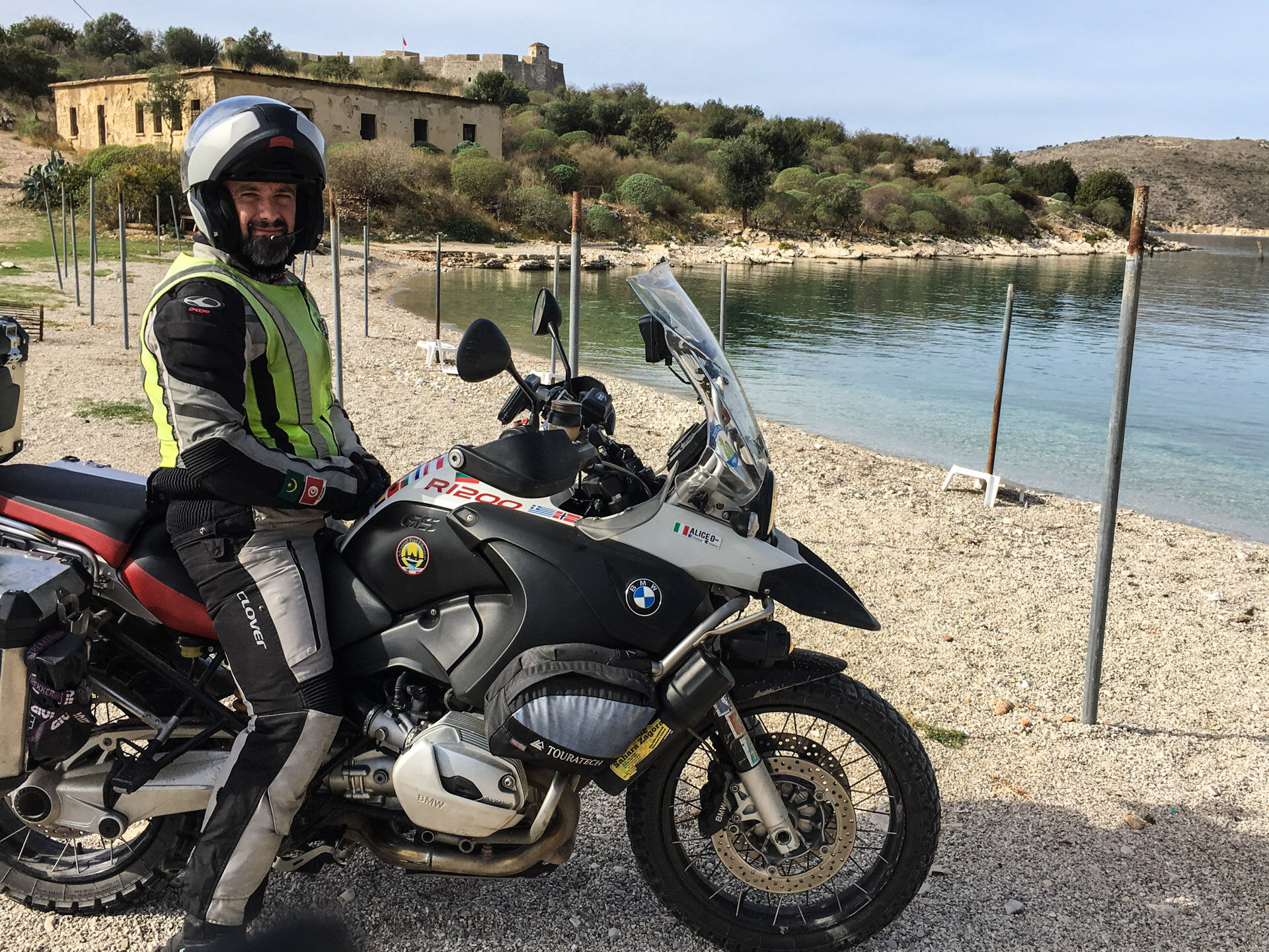 In moto sulla spiaggia di Porto Palermo