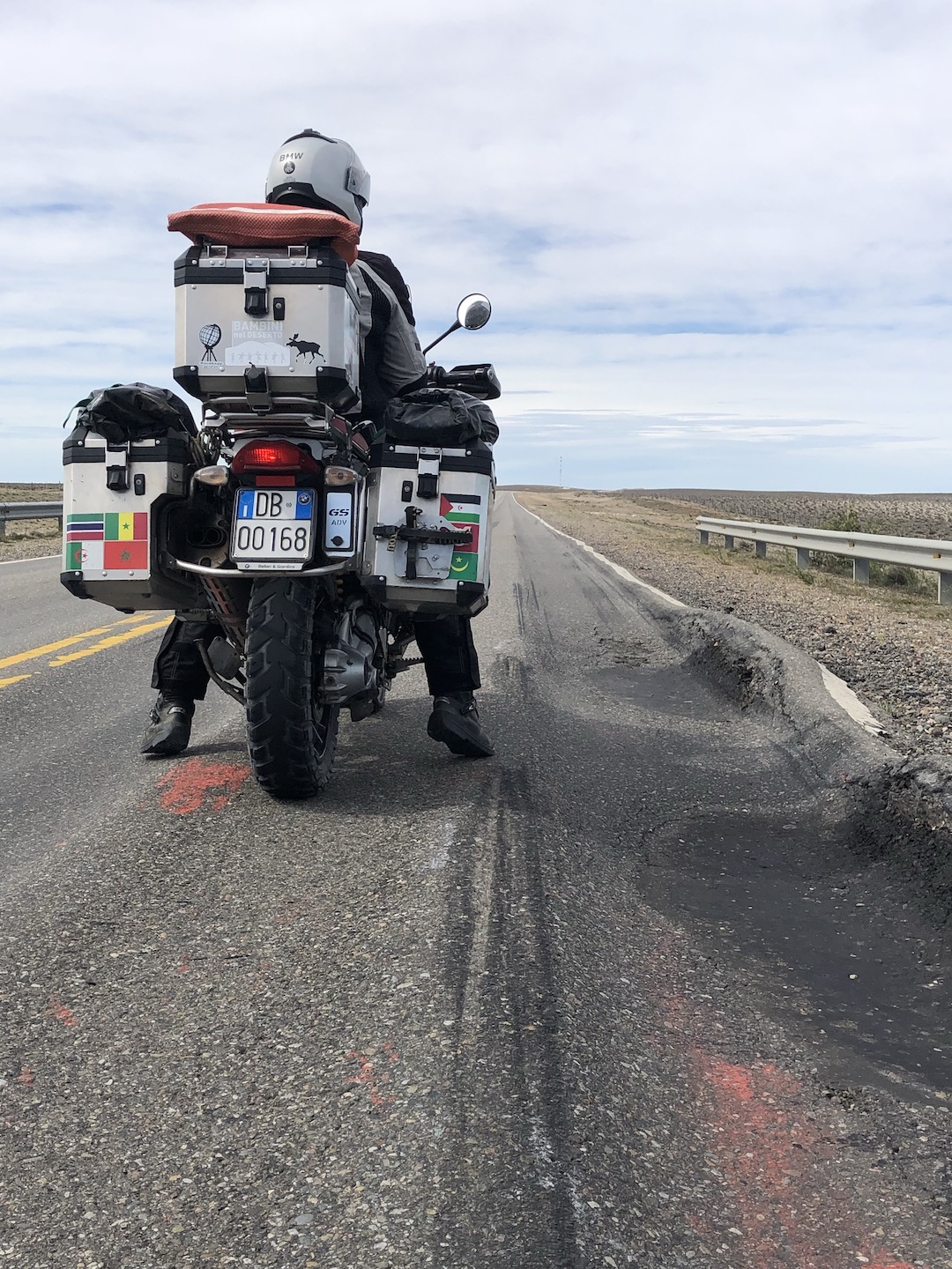 I camion lasciano impronte pericolose sull Ruta 3 (Argentina)