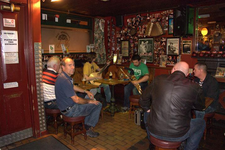 Tipico pub irlandese con tipica musica irlandese