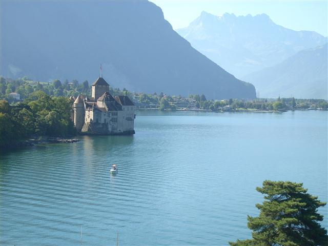 Castello sul lago di Ginevra
