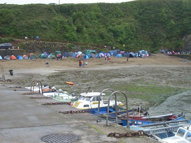 Campeggiatori in riva al mare